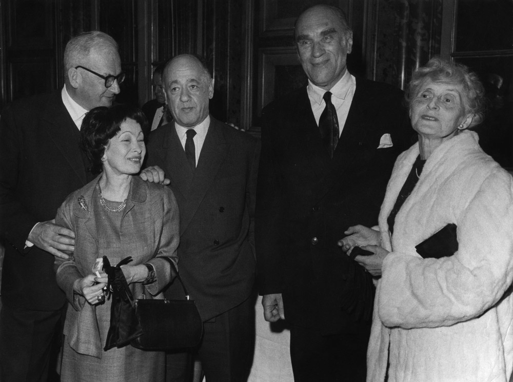 Jerzy Putrament, Rodica Ionesco, Eugène Ionesco, Jarosław Iwaszkiewicz i Anna Iwaszkiewicz, 1965, Paryż, Francja., fot. z archiwum Muzeum w Stawisku/FOTONOVA